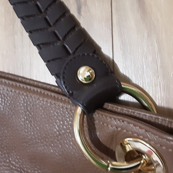 B. Makowsky Brown Leather Shoulder Bag. - Picture 7 of 15